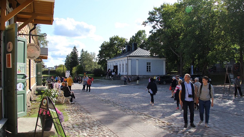 Kesäinen Kristiinankatu Ratsuväkimuseolle päin kuvattuna. Kadulla ihmisiä. 